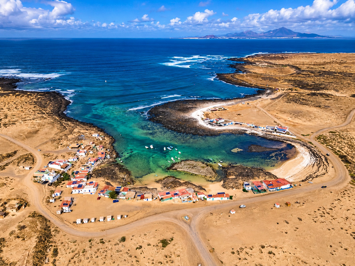 Ocean waves and surf près de Lajares on Fuerteventura's north coast